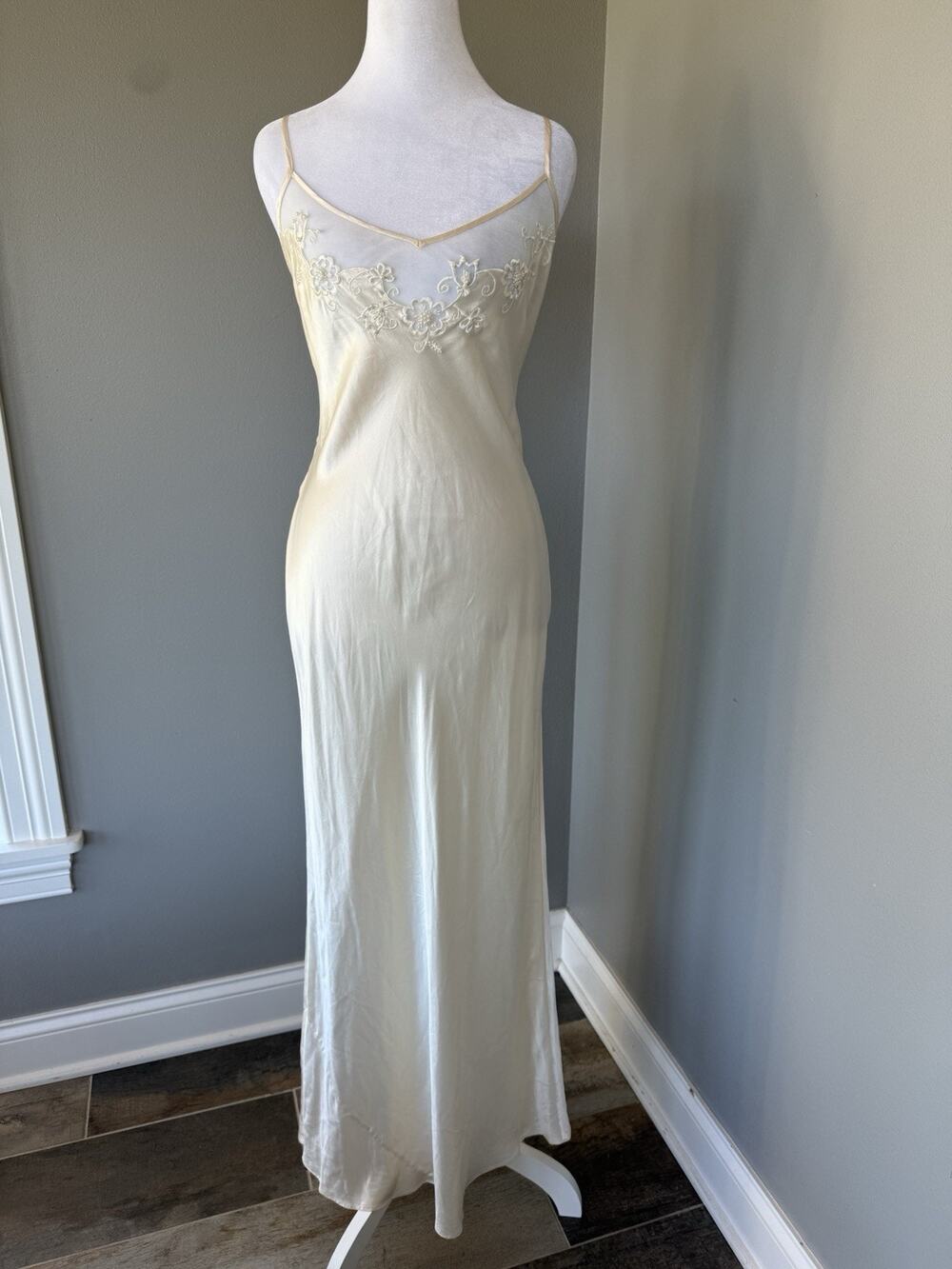 Victoria’s Secret Vtg Y2K Ivory 100% Silk Open Back Slip Dress Maxi Gown Lace M